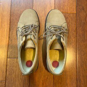 Lassen suede walking shoes  beige size 7.5
